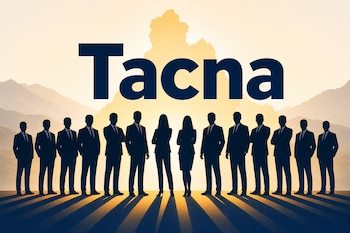 Siluetas de doce hombres y dos mujeres en traje formal frente a un mapa y la palabra Tacna con un paisaje de montañas al fondo.