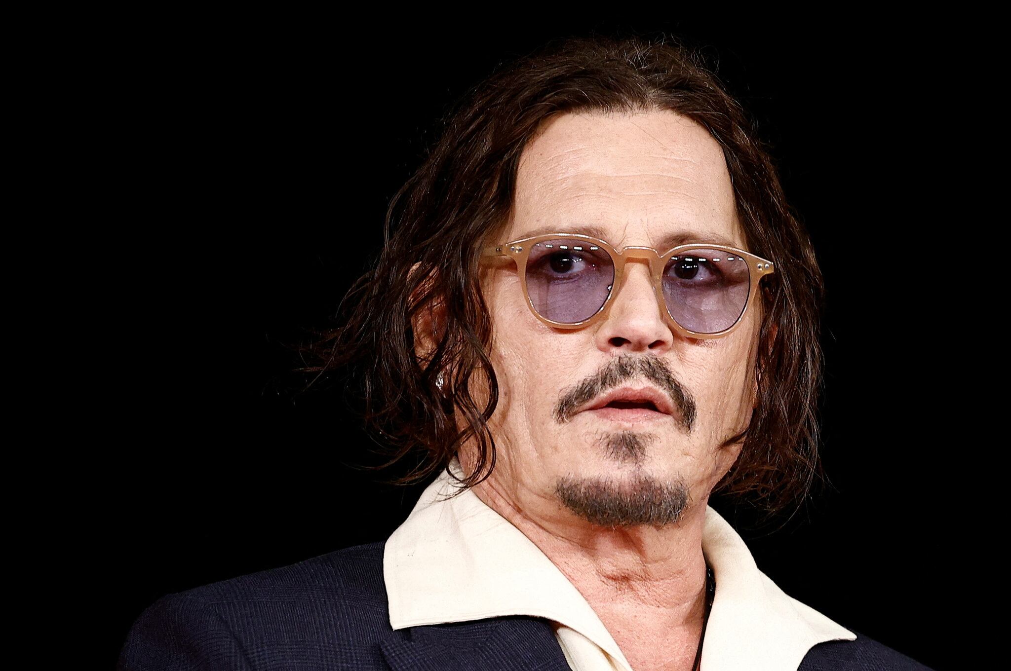 Johnny Depp afirmpo que su vida adulta cambió tras sufrir abusos por parte de su mamá.  (REUTERS/Guglielmo Mangiapane)