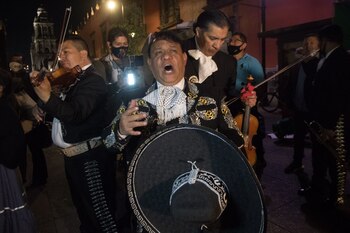 AMLO - ANDRES MANUEL LOPEZ OBRADOR - SERENATA - MANANITAS - MEXICO - 13112020