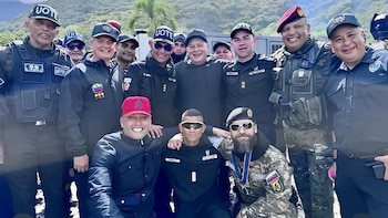 Funcionarios policiales y militares que