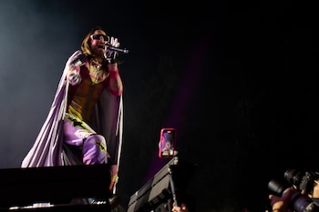 El cantante y actor en un concierto de 30 Seconds to Mars, banda que lidera desde 1998 y cuyos eventos para seguidores han generado controversia (AP/Alejandro Godínez)
