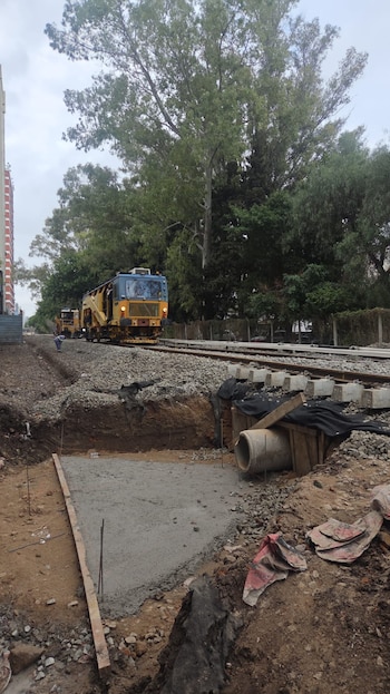 Entre avenida Dorrego y Lisandro de la Torre, el ramal Tigre reemplazó el tercer riel eléctrico por uno de aluminio