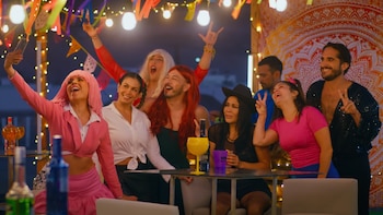 La cinta dirigida por Saskia Bernaola narra el reencuentro de dos amigas de la adolescencia y los enredos que surgen en una reunión de promoción.