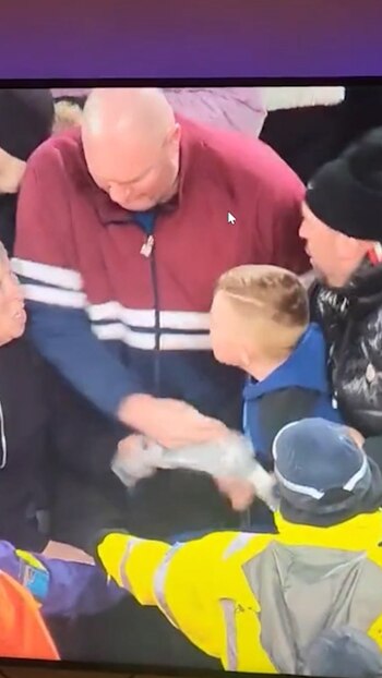 La pelea menos esperada: una abuela y un niño lucharon por una camiseta del Newcastle