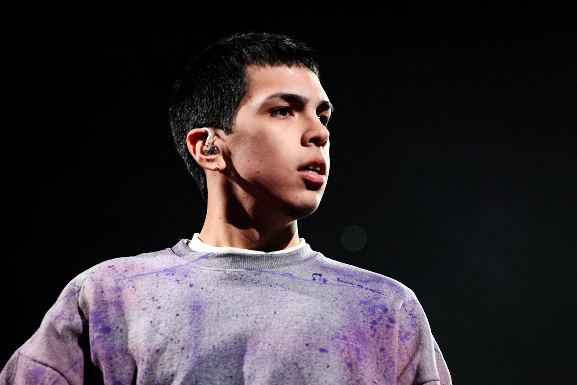 El cantante argentino de 19 años pidió respeto al público y utilizó la bandera colombiana para continuar su presentación (Crédito: RS Fotos)