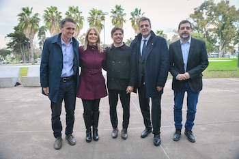 Massa y Kicillof escoltados por