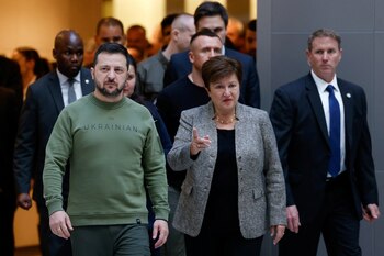 La directora del Fondo, Kristalina Georgieva, recibió al presidente ucraniano, Volodimir Zelensky, en la sede del organismo en Washington
(REUTERS/Julia Nikhinson)