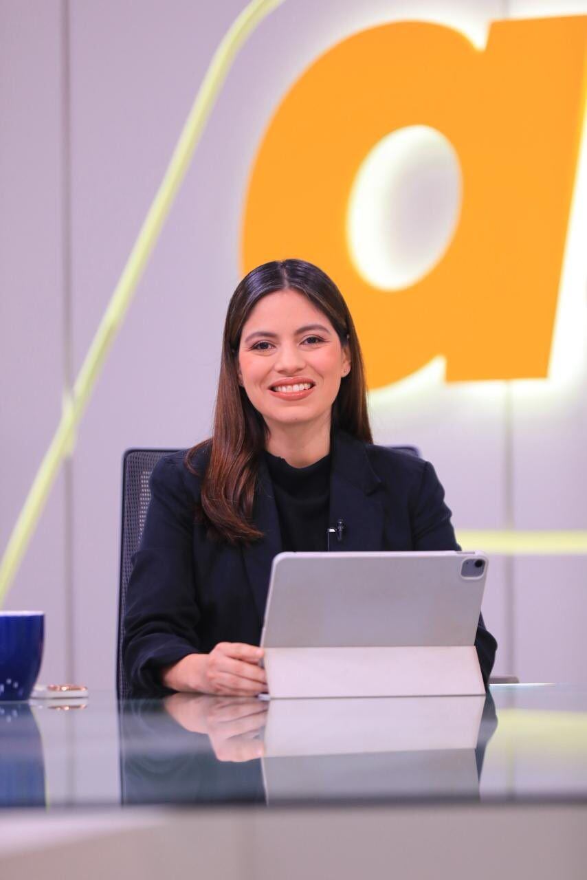 La directora ejecutiva del FONAT, Betsy Guzmán, durante su participación en el programa