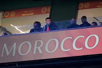Kylian Mbappé observando el partido