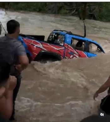 El vehículo fue arrastrado por la corriente cuando intentaba atravesar una quebrada desbordada en Río Congo Abajo, provincia de Darién. Tomada de Instagram