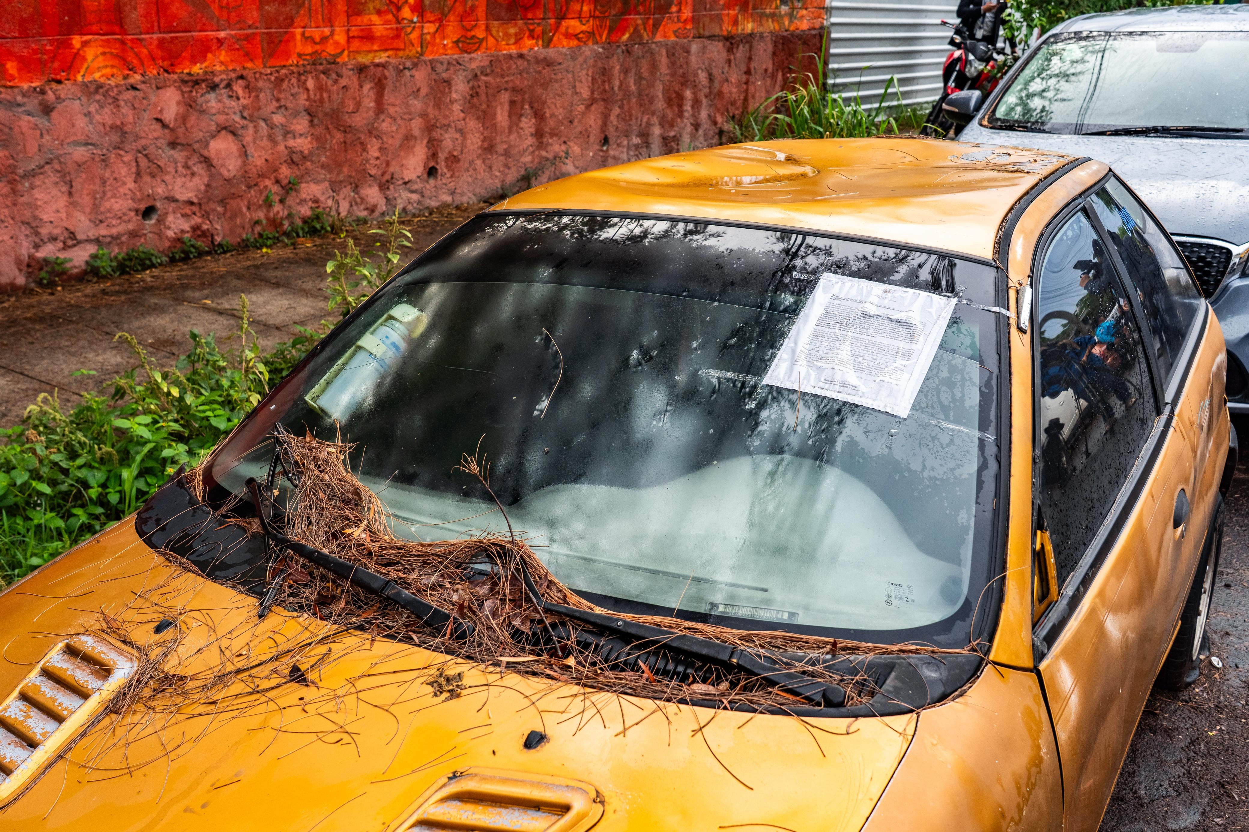 Un vehículo con señales de abandono y notificación oficial en el parabrisas permanece estacionado en la vía pública de la colonia Zacamil, previo a su retiro por parte de las autoridades municipales de San Salvador Centro (Cortesía).