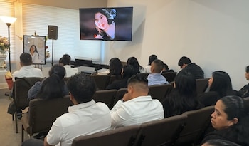 Familiares y allegados asisten al