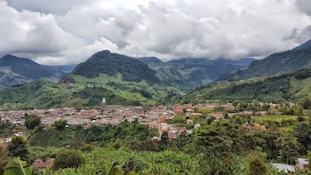 Este teleférico, que opera con un motor de 220 voltios, recorre aproximadamente un kilómetro y se ha consolidado como un símbolo de innovación - crédito Jardín Antioquia In