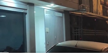 Cayó red criminal que operaba desde esta bodega en Fontibón: usaban bases de datos para engañar a sus víctimas - crédito @PoliciaBogota/X