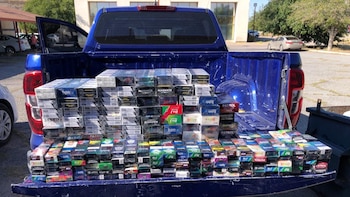 Grupos criminales que se hacen pasar por autoridades mexicanas obligan a tenderos a vender cigarros ilegales