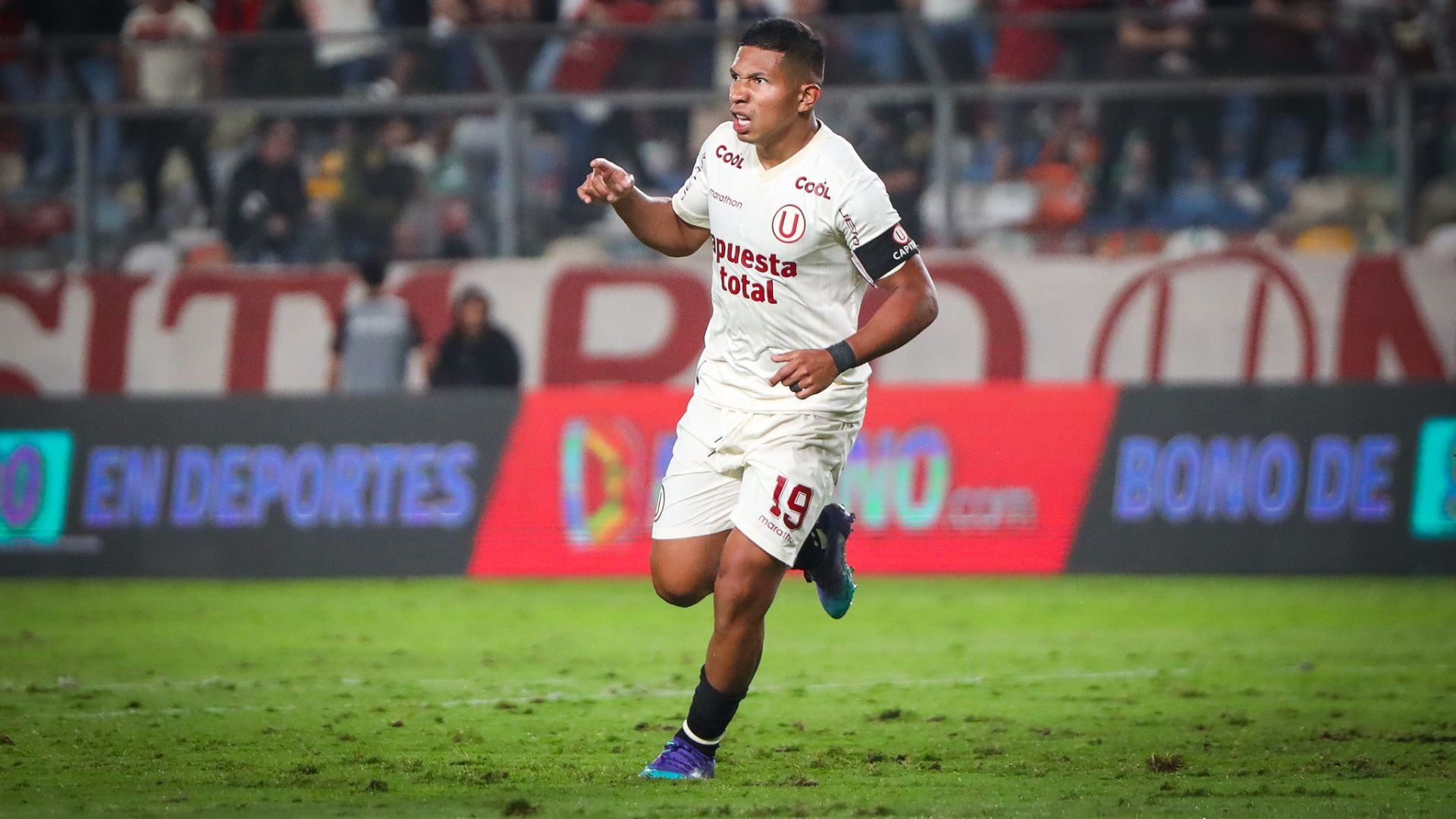 Edison Flores, por experiencia y liderazgo, suele llevar la cinta de capitán. - Crédito: Universitario