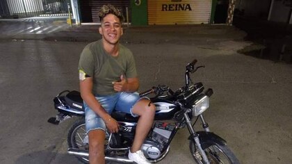‘Luigii Piruetas’, motociclista practicante del deporte ‘stunt’, está al borde de la muerte tras fallar en una peligrosa maniobra