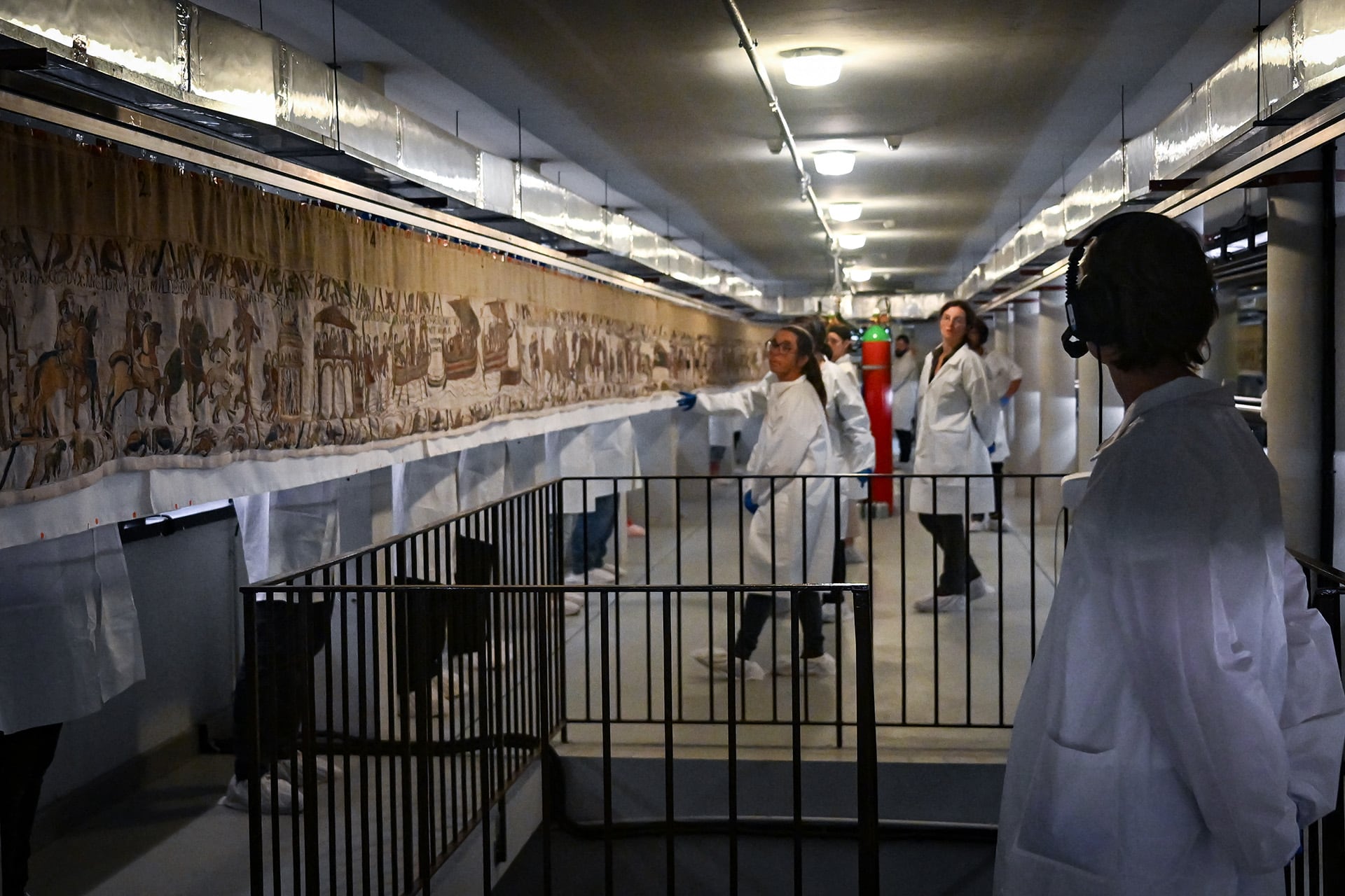 El Tapiz de Bayeux llegará a Londres de noche, en una fecha que se mantiene bajo secreto de Estado y bajo protección policial para su exposición en el Museo Británico (Foto: Lou Benoist/Pool/AFP)