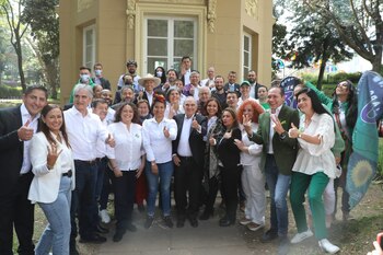 Días antes de confirmar su diagnóstico de covid-19, Robledo se reunió con candidatos legislativos de la Coalición Centro Esperanza en la inauguración de su campaña.