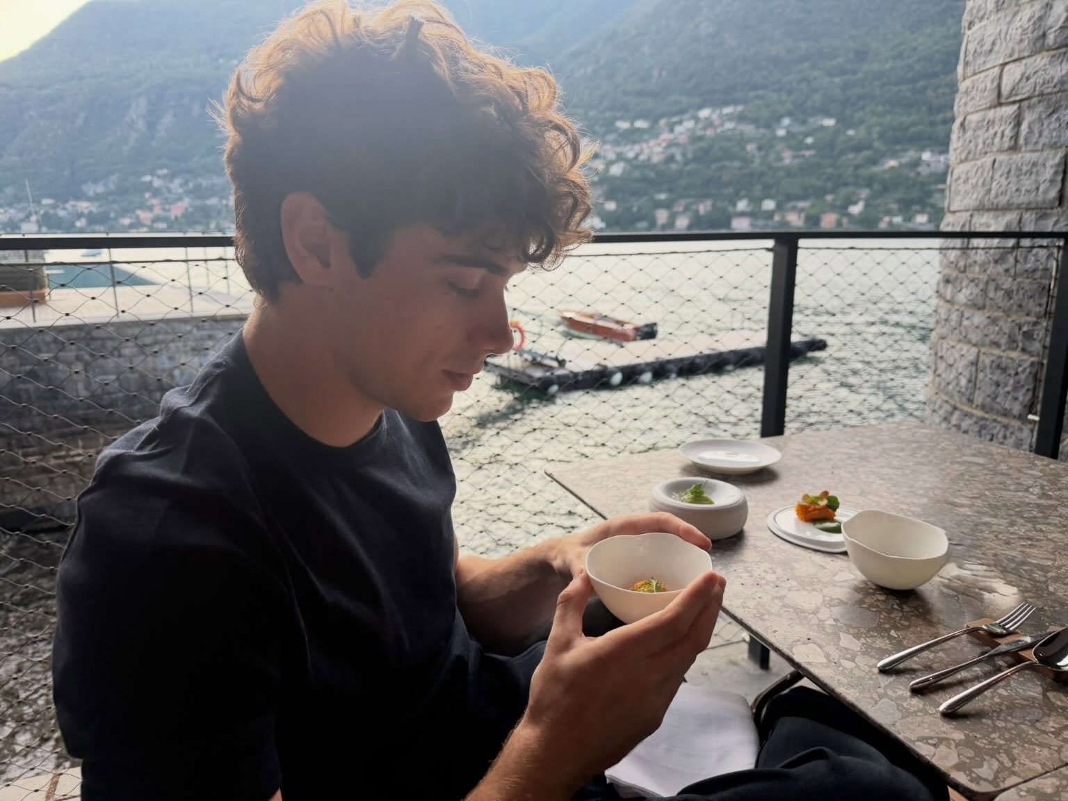 El piloto de Alpine durante un almuerzo con vista al lago de Como, en los días previos al robo que sufrió en Italia