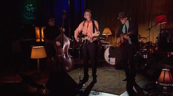 Más allá de la actuación, Hugh Laurie tiene una prolífica carrera de músico
