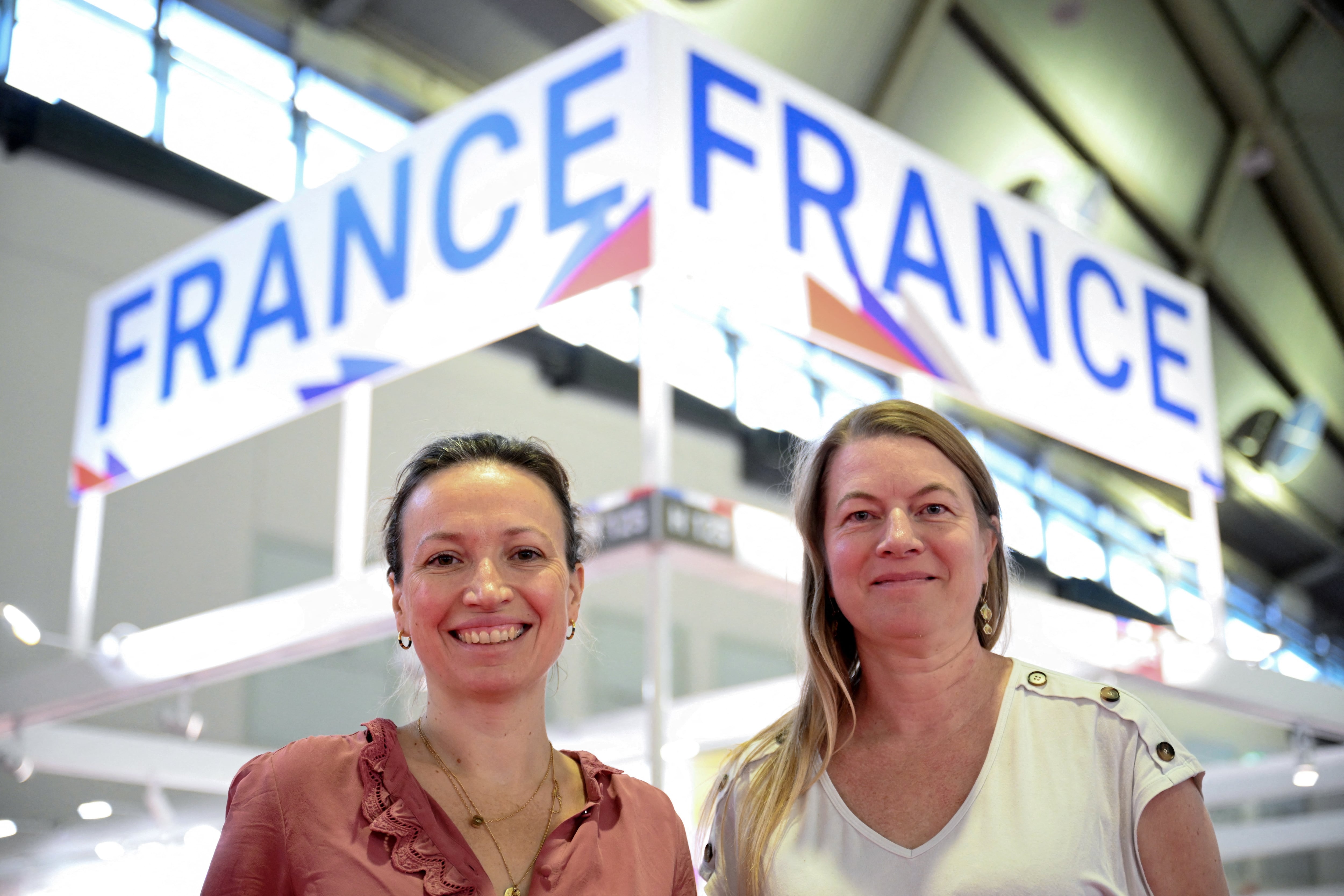 Laure Pretelat (derecha) y Charlotte Allibert, fundadoras de Librinova
(Kirill KUDRYAVTSEV / AFP)