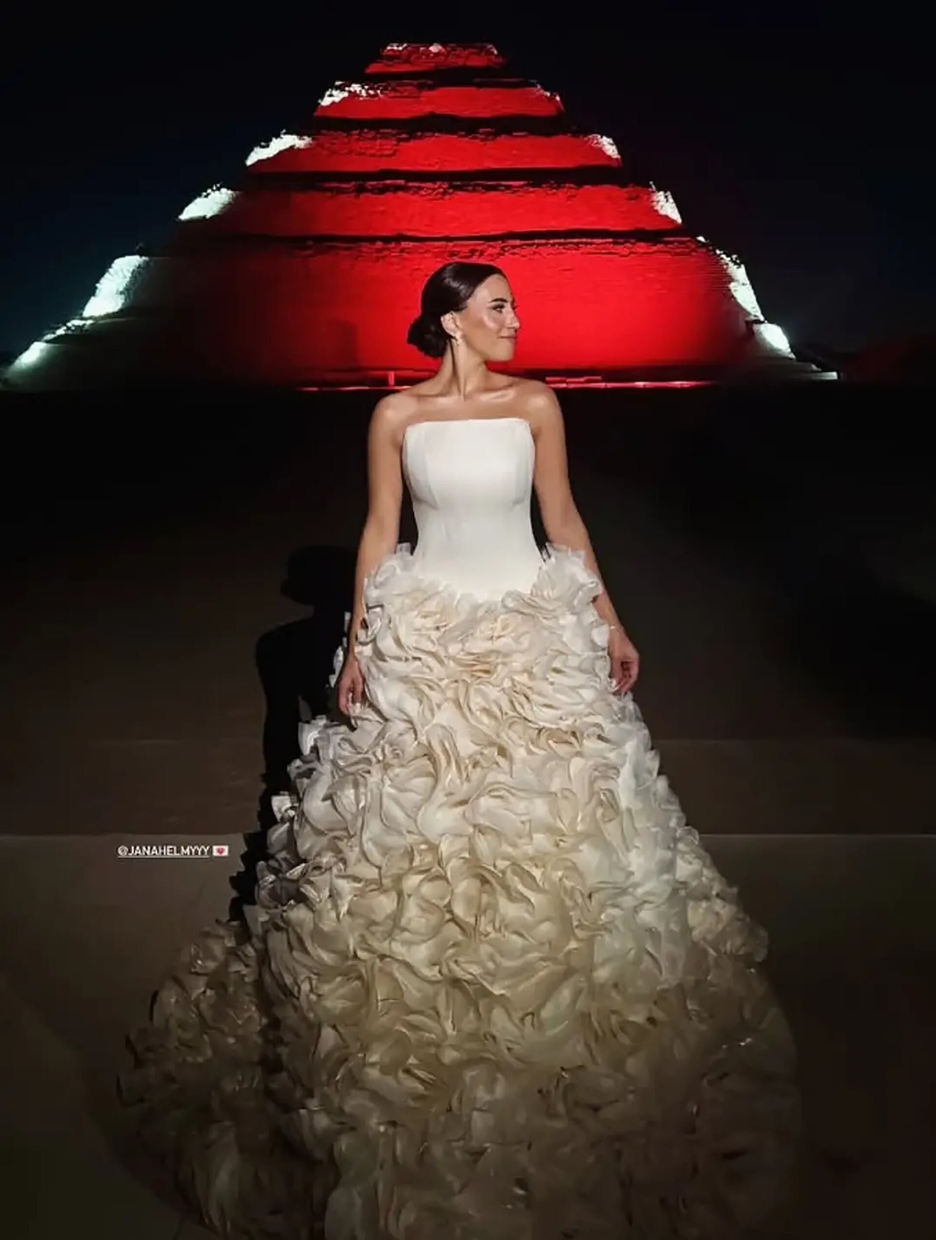 Jana Helmy eligió un vestido blanco con aplicaciones florales para la boda.