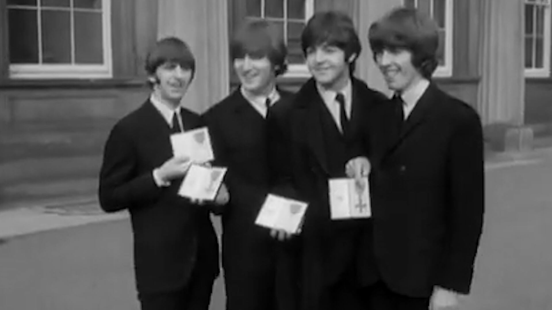 A 60 años del día en que la reina Isabel condecoró a Los Beatles y los fans se agolparon en la puerta del Palacio de Buckingham