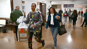 Los primeros votantes que participan