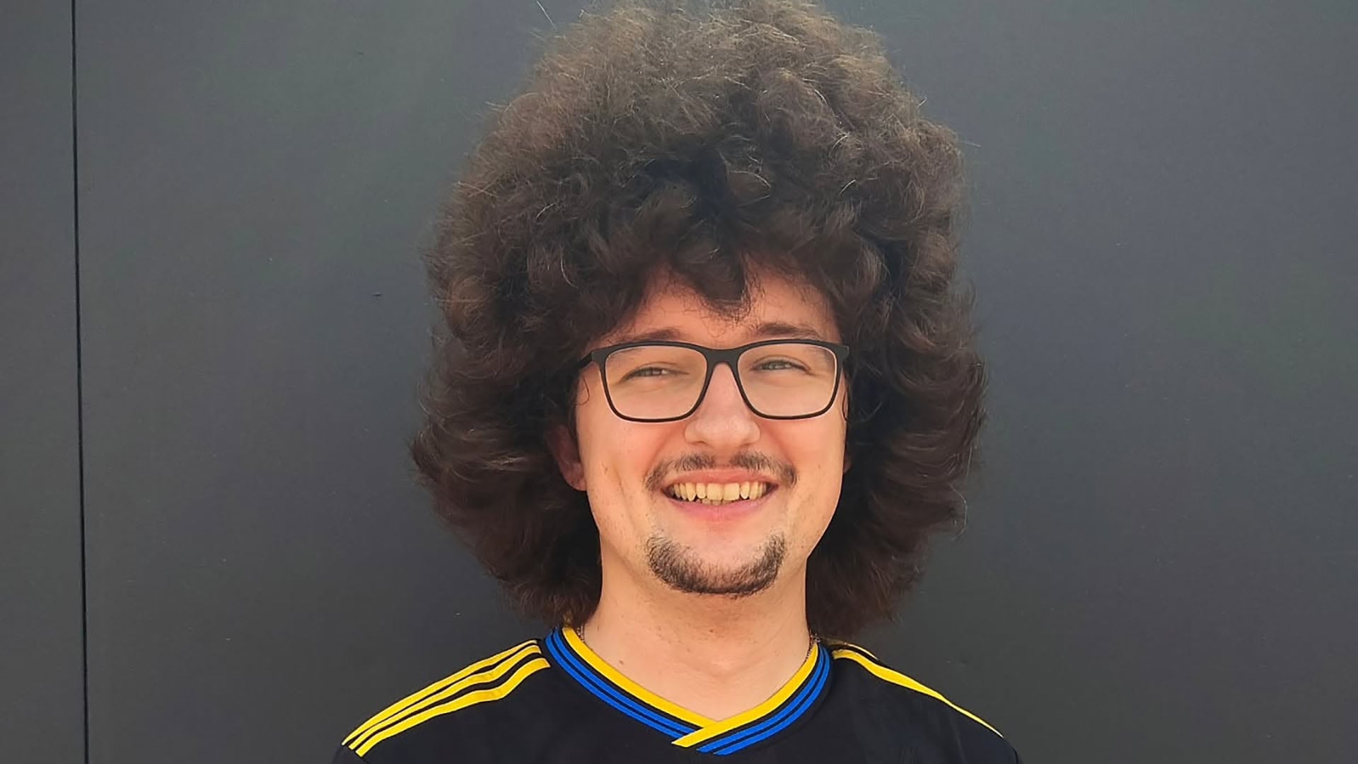 La promesa de no cortarse el pelo hasta que su equipo consiga cinco victorias seguidas comenzó hace casi un año, desde entonces, sigue esperando que suceda (@theunitedstrand)