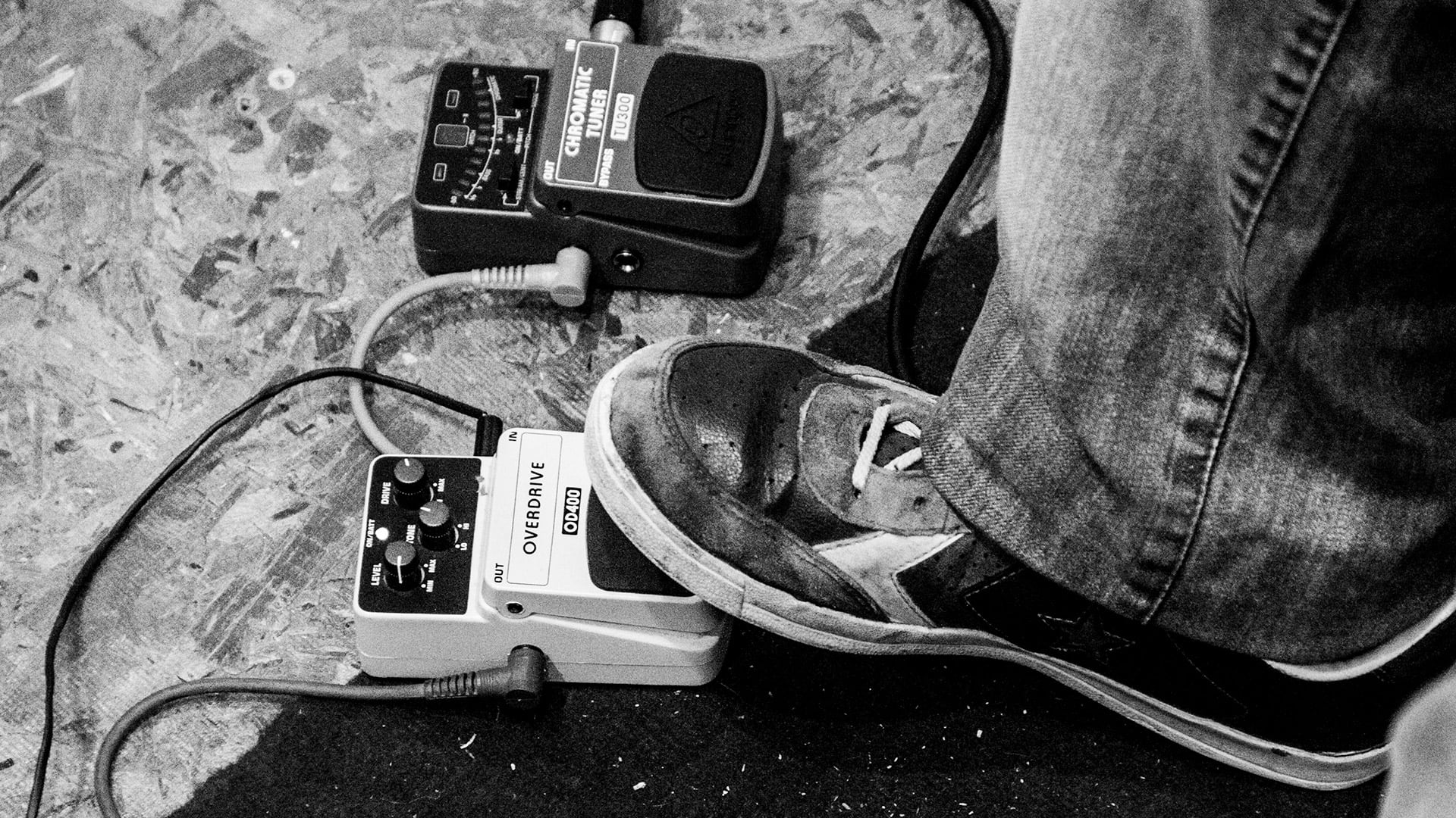 Otras de las ofertas son diseño y mantenimiento de instrumentos eléctricos, construcción de pedales, y entrenamiento de habilidades estratégicas para proyectos musicales