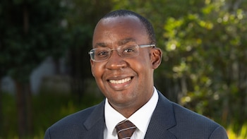 Dr. Odey Ukpo, jefe de la oficina médica forense de Los Ángeles