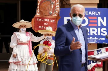 Artistas mariachis escuchan al candidato