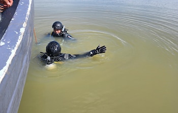 Buzos de la Marina Nacional recuperaron el cuerpo de un menor desaparecido en el embalse de la Presa 15 de Septiembre, en Nueva Granada, Usulután Norte. (Foto cortesía Fuerza Armada)