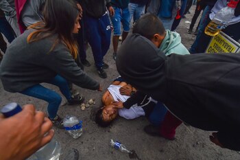 ARCHIVO - Personas ayudan a un hombre herido durante protestas antigubernamentales en Arequipa, Perú, el jueves 19 de enero de 2023. El relator de las Naciones Unidas, Clément Voule, dijo el miércoles 17 de mayo de 2023 que el gobierno peruano usó fuerza excesiva que condujo a la muerte de más de 60 personas durante protestas contra el gobierno de la presidenta Dilma Boluarte. (Foto AP/José Sotomayor, Archivo)
