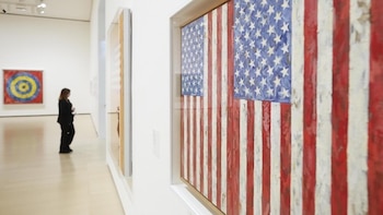 Las banderas, los mapas y el humor de Jasper Johns toman el Guggenheim Bilbao