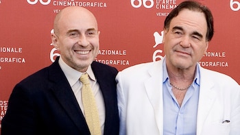 Fernando Sulichin con Oliver Stone,
