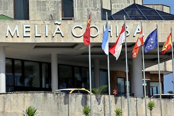 Fotografía que muestra el exterior de un hotel de la cadena hotelera española Meliá este martes, en La Habana (Cuba) (EFE/ Ernesto Mastrascusa)