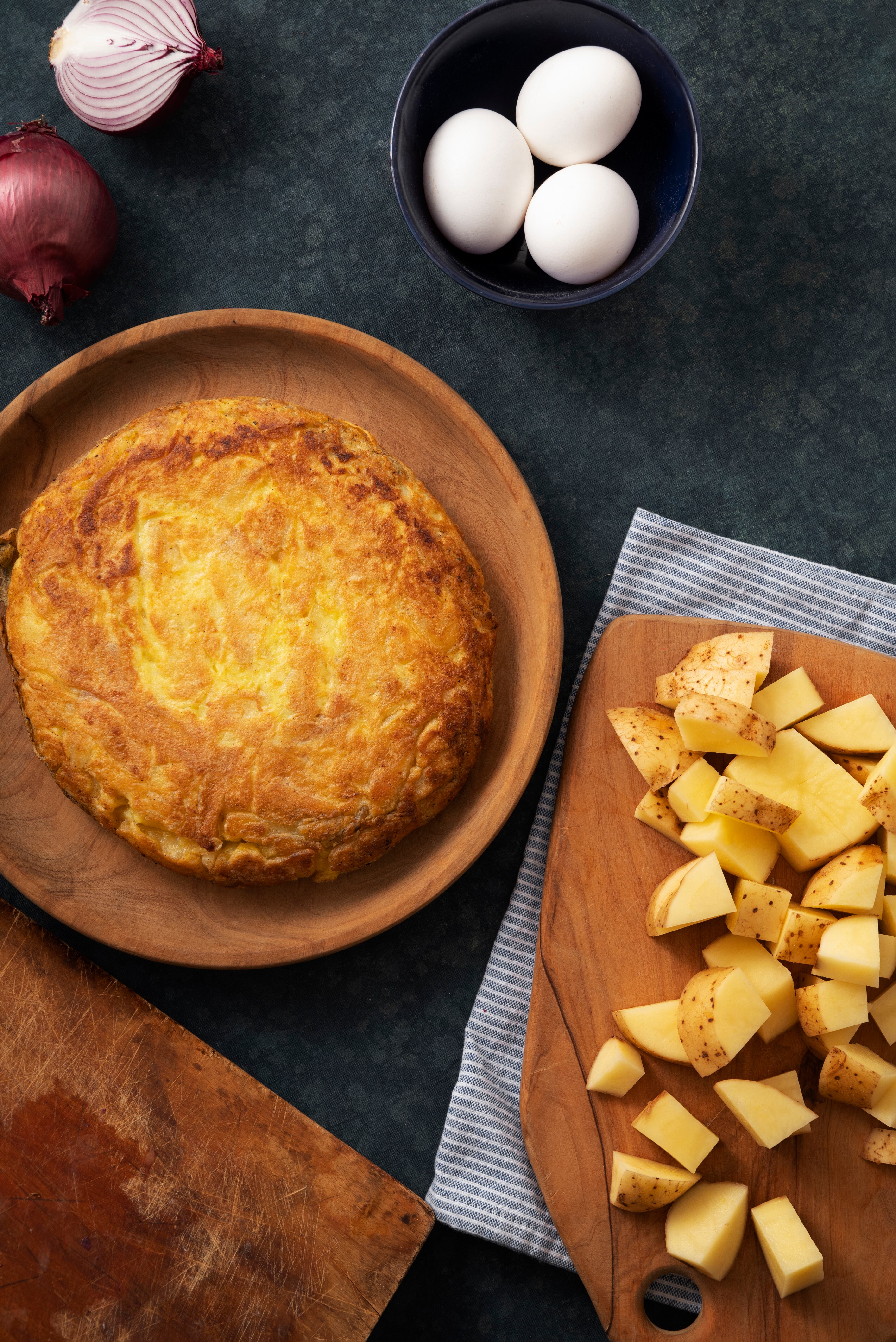 Panqueques dorados de papa que, con dulce o salado, acompañan la experiencia tradicional de los mercados alemanes (Freepik)