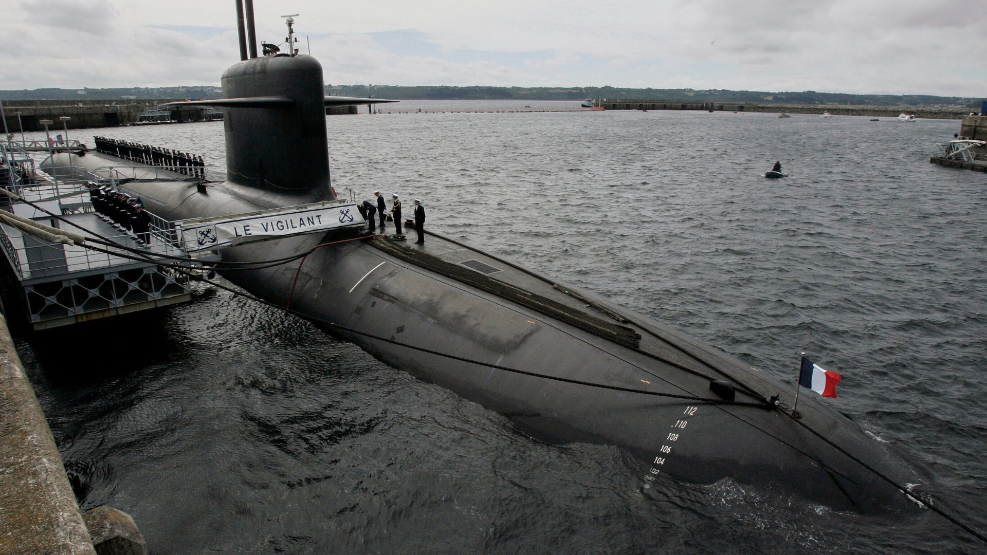 Oficiales de la Marina francesa esperan a bordo del submarino nuclear