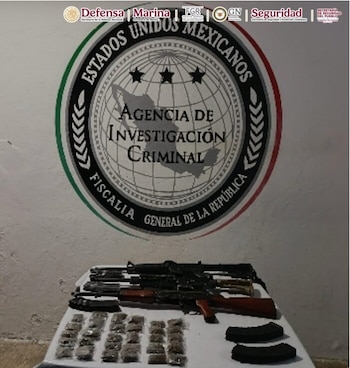 Durante su captura se decomisaron tres armas largas, cinco cargadores, municiones, 30 dosis de marihuana y un vehículo.
