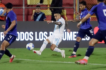 AME1269. CIUDAD DE GUATEMALA (GUATEMALA), 28/09/2026.- Oscar Santis (c) de Guatemala patea el balón este lunes, en un partido de la Liga de Naciones entre Guatemala y El Salvador en el estadio El Trébol, en Ciudad de Guatemala (Guatemala). EFE / Fernando Ruiz
