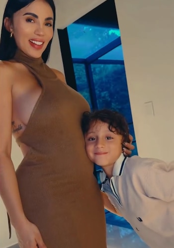 Valentino finalmente comprendió que su mamá estaba feliz por la noticia y decidió compartirlo con ella - crédito Karina García / Instagram