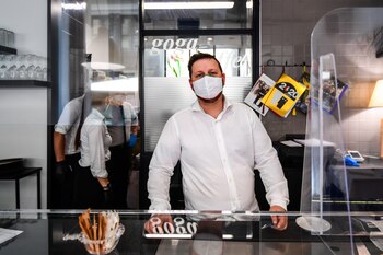 El dueño del Goga Cafe