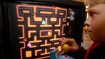 Toru Iwatani, inspirado en una pizza, creó un personaje único que amplió el público de los videojuegos, incluyendo a las mujeres (AP)