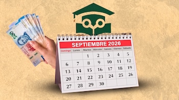 Una mano sostiene billetes de quinientos pesos mexicanos junto a un calendario de septiembre de 2026 y una figura de birrete.