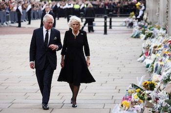Carlos y Camilla ingresando a Buckingham (REUTERS/Henry Nicholls)