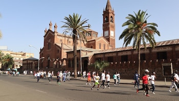 Eritrea acusa a Etiopía de librar una "guerra de agresión" en medio de combates a 20 kilómetros de la frontera