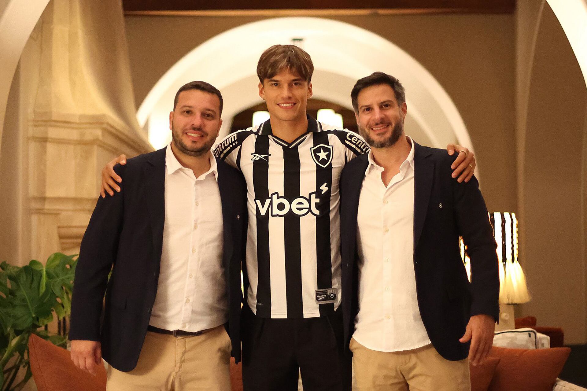 Correa recaló en el Botafogo con el pase en su poder (@Botafogo)