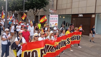 Unas 600 personas marchan hasta El Tarajal para exigir el refuerzo de la frontera de Ceuta